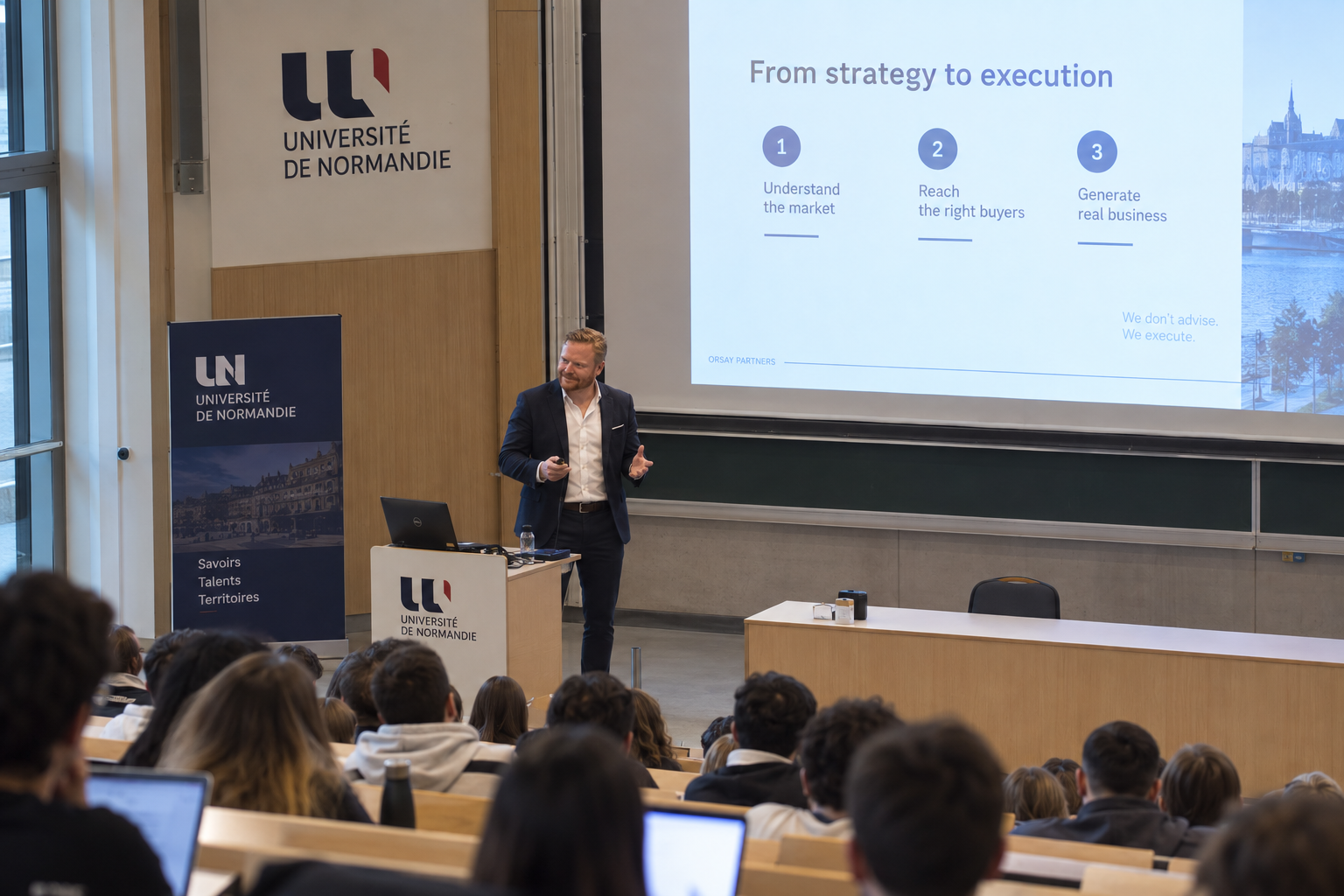 Guillaume Corruble enseignant la stratégie commerciale à l'Université de Normandie